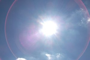Die Sonne sorgt bei uns auf der Erde für Hitze.