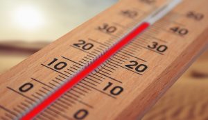Ein Thermometer an einem heißen Tag.