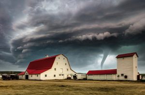 Gewitter mit Tornado über Land.
