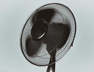 Ein Ventilator bringt Erfrischung bei schwüler Luft.